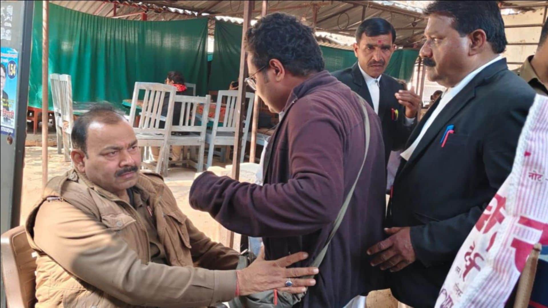 जौनपुर दीवानी न्यायालय में जांच के बाद दिया जा रहा प्रवेश