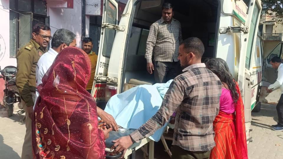 teenage girl found burning alive behind thana in Barabanki victim named petrol pump worker