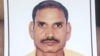 Jhansi: A young man who came to intervene during a dispute was stabbed with a knife