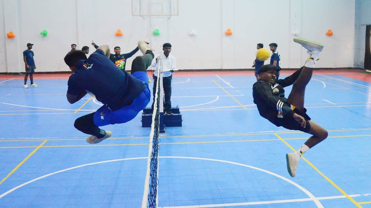 सेपक टाकरा प्रतियोगिता में अपना हुनर दिखाते खिलाड़ी।