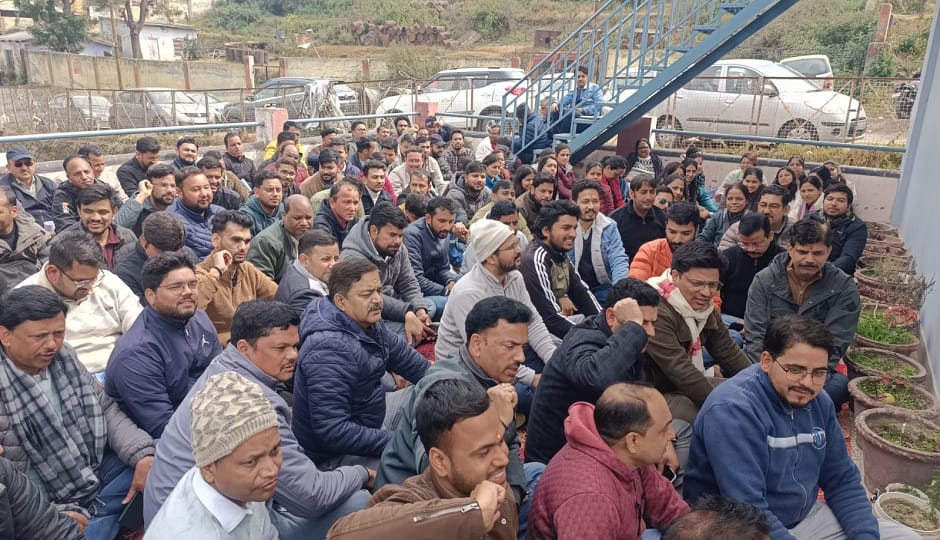Diploma engineers roared, staged a sit-in and raised slogans against the government