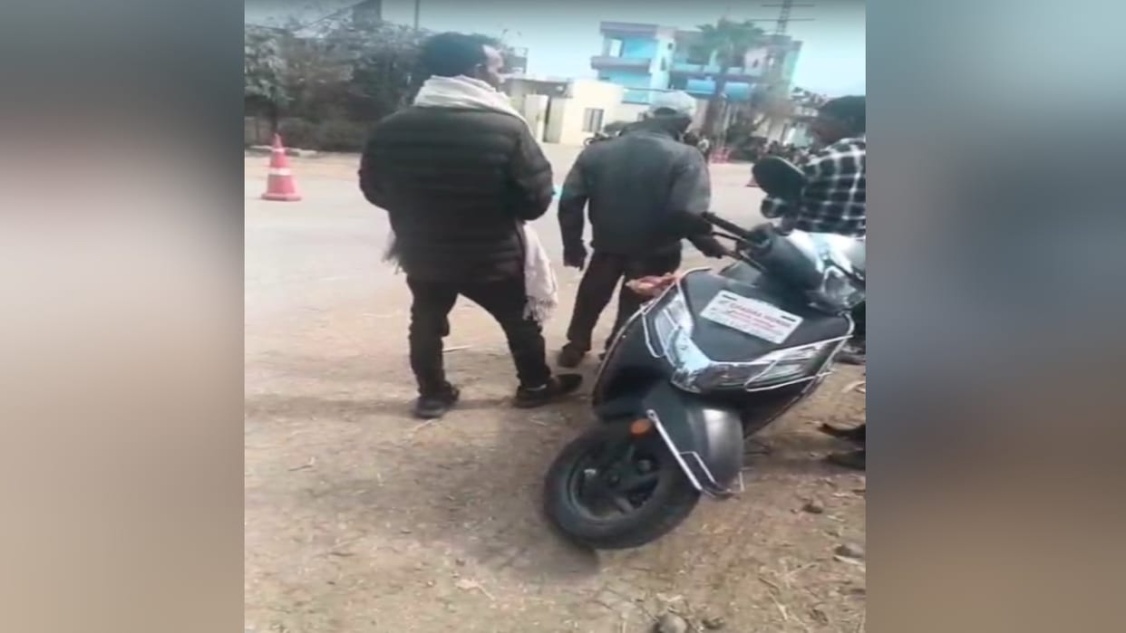Sirmaur: Two people died after being hit by an unknown vehicle in Kala Amb, the accused driver is absconding.