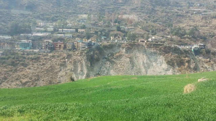 Uttarkashi: भागीरथी नदी के लगातार कटाव से भटवाड़ी कस्बे का खतरा, आपदा के भय के साए में जीने को मजबूर लोग