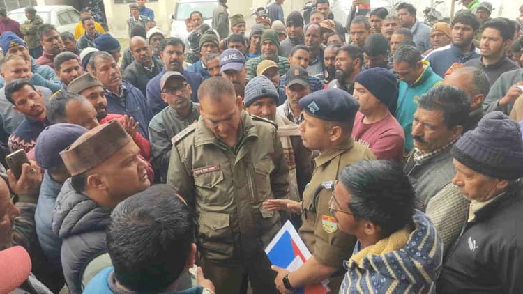 Uttarkashi: सुरंग के अंदर से गुजर रहा था बाइक सवार, कार की टक्कर से मौत, परिजनों का कोतवाली में हंगामा