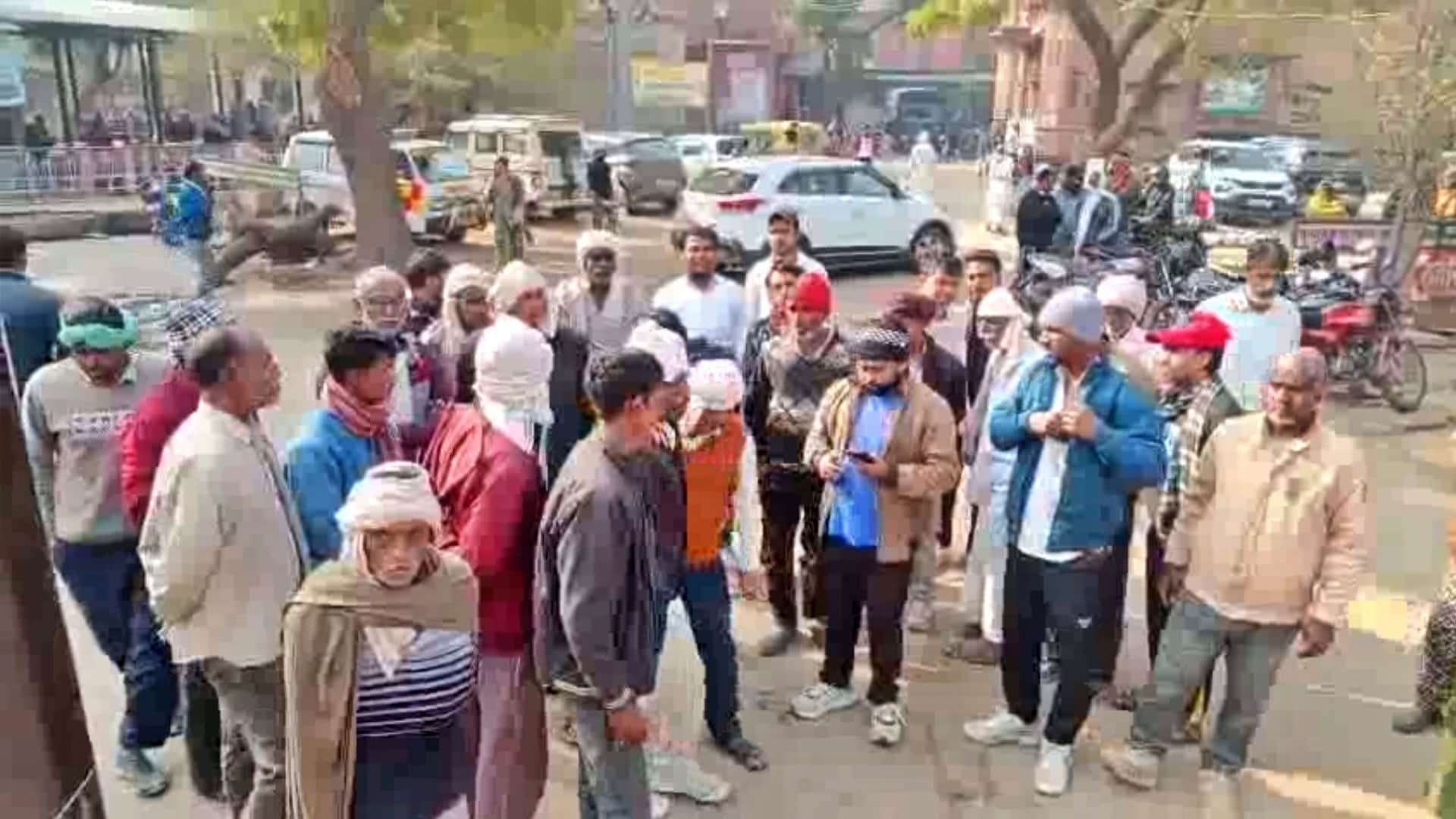 अस्पताल के बाहर खड़े मृतका के परिजन तथा ग्रामीण