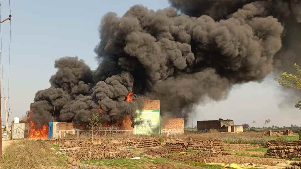 Amroha: A massive fire broke out in a grape warehouse, brought under control after three hours
