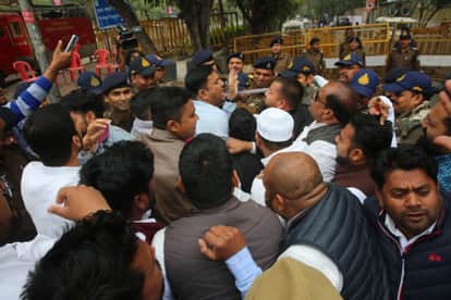 MP News: Vijayvargiya's statement on his status creates political turmoil, Youth Congress protests, several wo