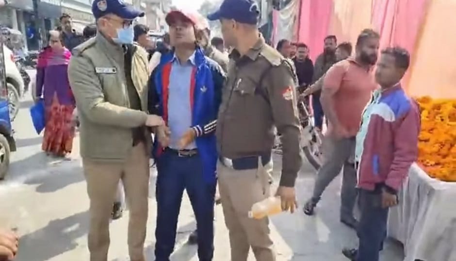 young man arrived at the municipality with a bottle of petrol and accused it of not taking action