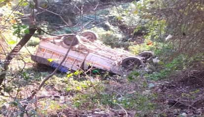 Accident due to bad road, pickup falls into ditch while passing bus; five injured