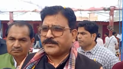 Jhansi: Metropolitan president left the stage upset with the chaos in the mass marriage