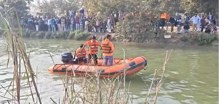 नहर में समा गई बाइक:दो दोस्तों के साथ हुआ खौफनाक हादसा, एक डूब गया ...