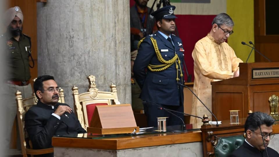 अभिभाषण देते राज्यपाल