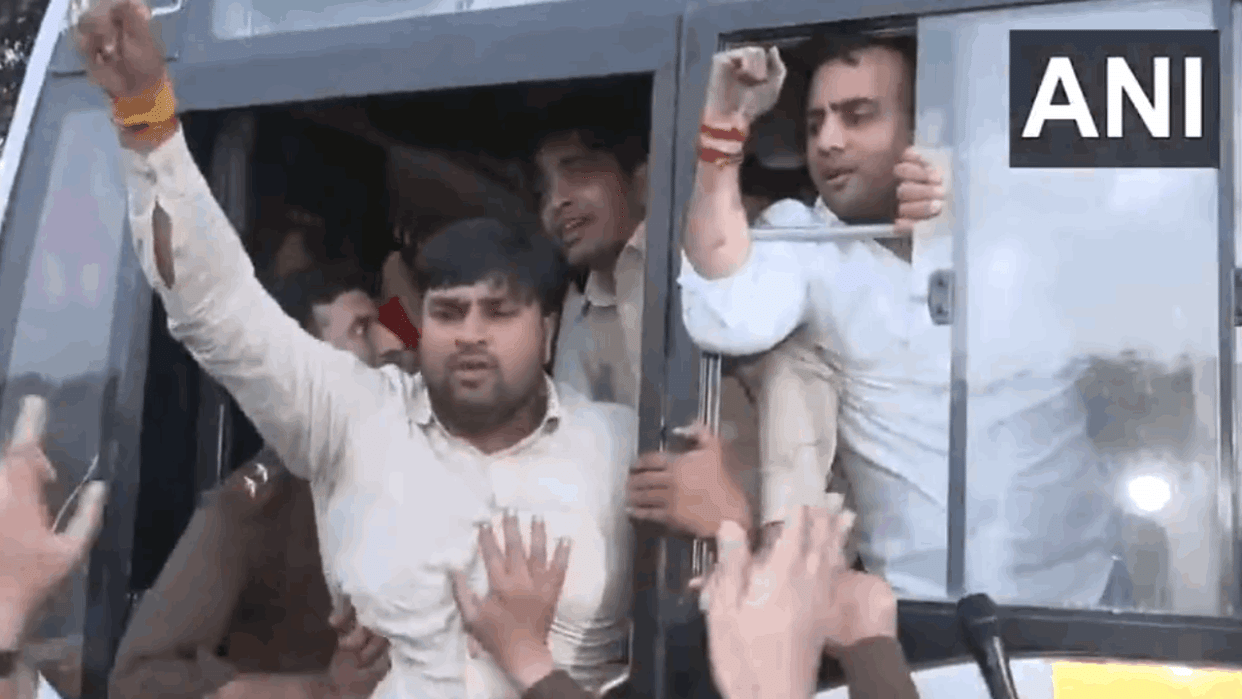 BJP protests outside Rahul Gandhi residence protesting  demonstration at AI Summit