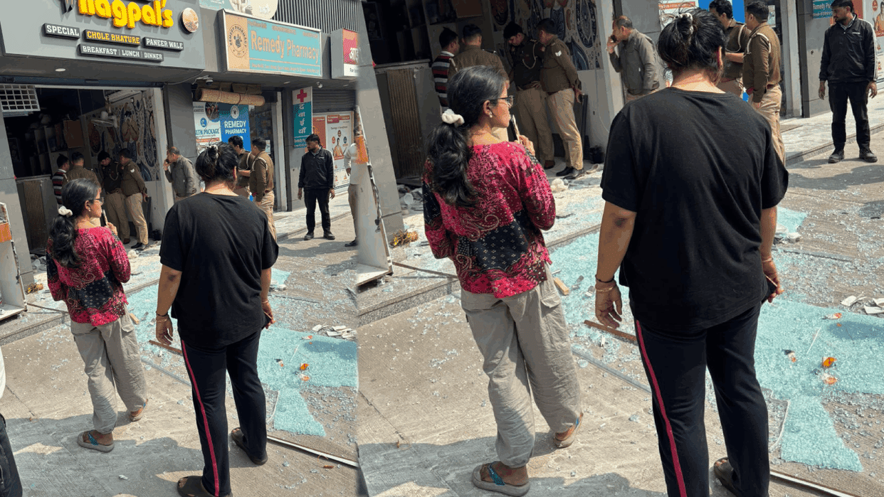 fire broke out in restaurant in Greater Noida West today due to  cylinder explosion