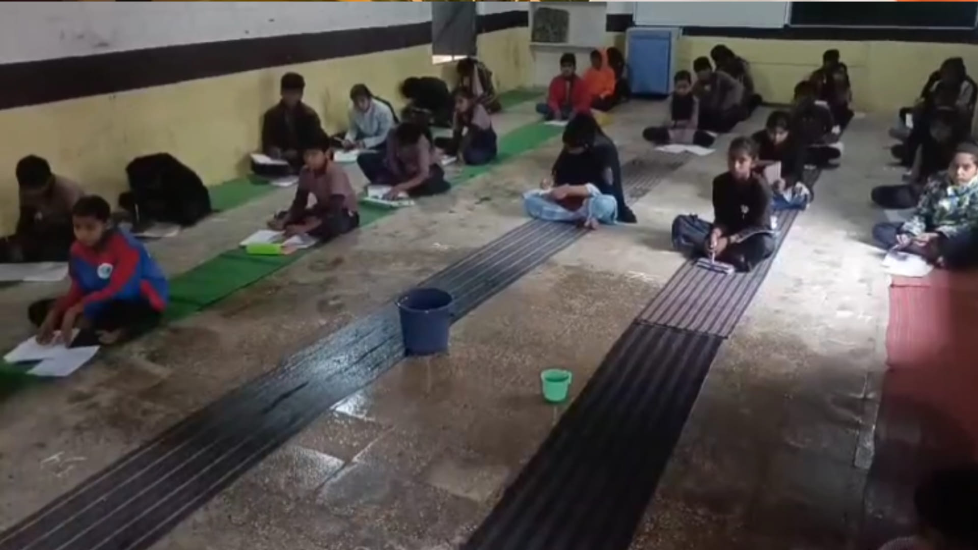 शाजापुर जिले के स्कूल में टपकते पानी के बीच परीक्षा देते परीक्षार्थी