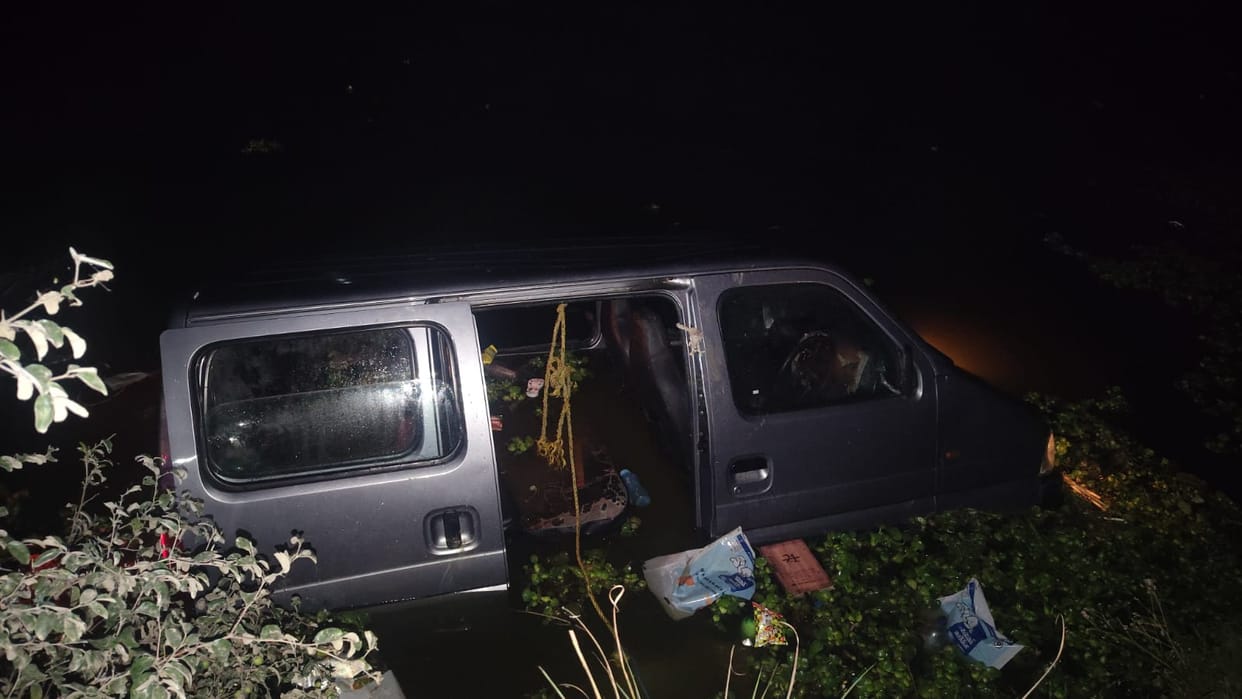 Four killed as Eeco car loses control and falls into pond in Kanpur