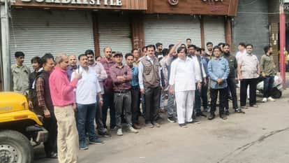 Indore: Uproar over corporation action in Rajwada, traders closed the market