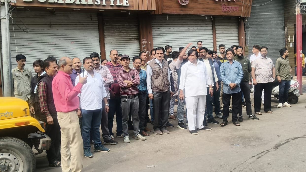 Indore: Uproar over corporation action in Rajwada, traders closed the market