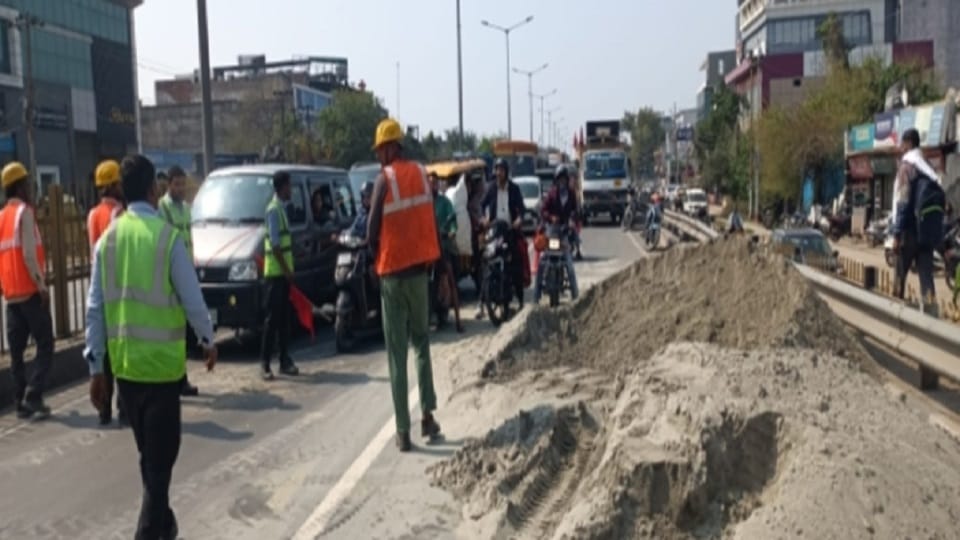 Sand Dumped on Delhi Highway Flyover Massive Traffic Chaos in Agra
