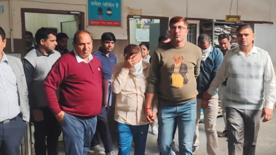 विजिलेंस टीम की हिरासत में घूसखोर कर्मचारी।