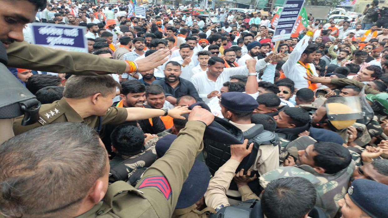 BJYM workers broke barricades and went out to surround Congress office, scuffled with the police in Raipur
