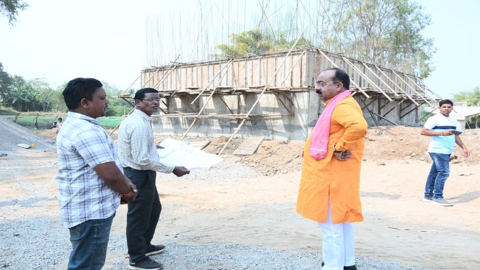 Cg:डिप्टी सीएम साव ने निर्माणाधीन पुल की धीमी गति पर लगाई फटकार, ठेकेदार के  खिलाफ कार्रवाई के दिए निर्देश - Cg Deputy Cm Arun Sao Reprimanded Officials  For Bridge ...