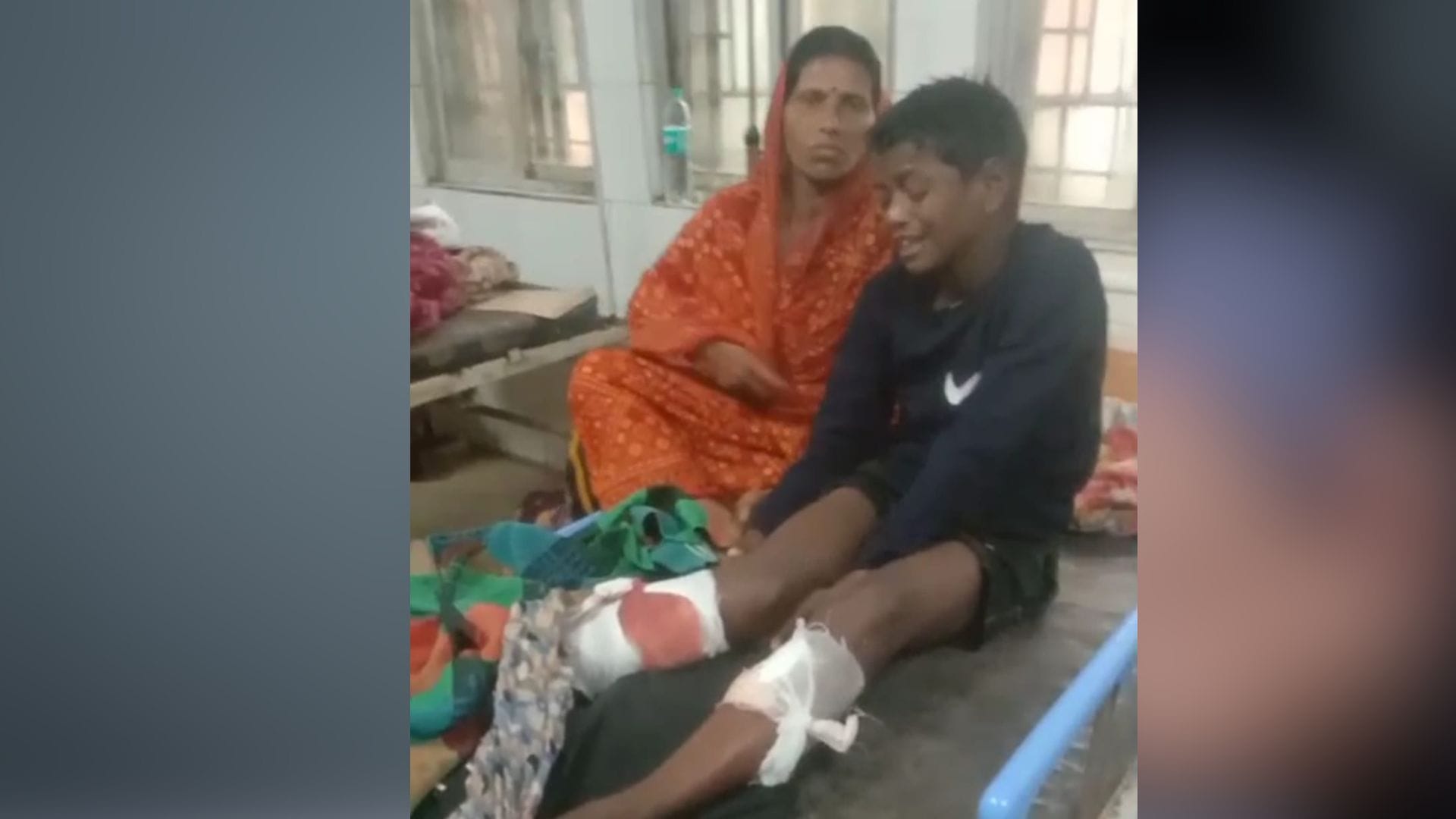 गोली लगने से घायल बच्चा