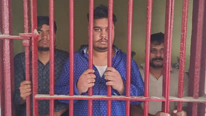 गिरफ्तार आर्थक सिंह( बीच में) व अन्य दो साथी