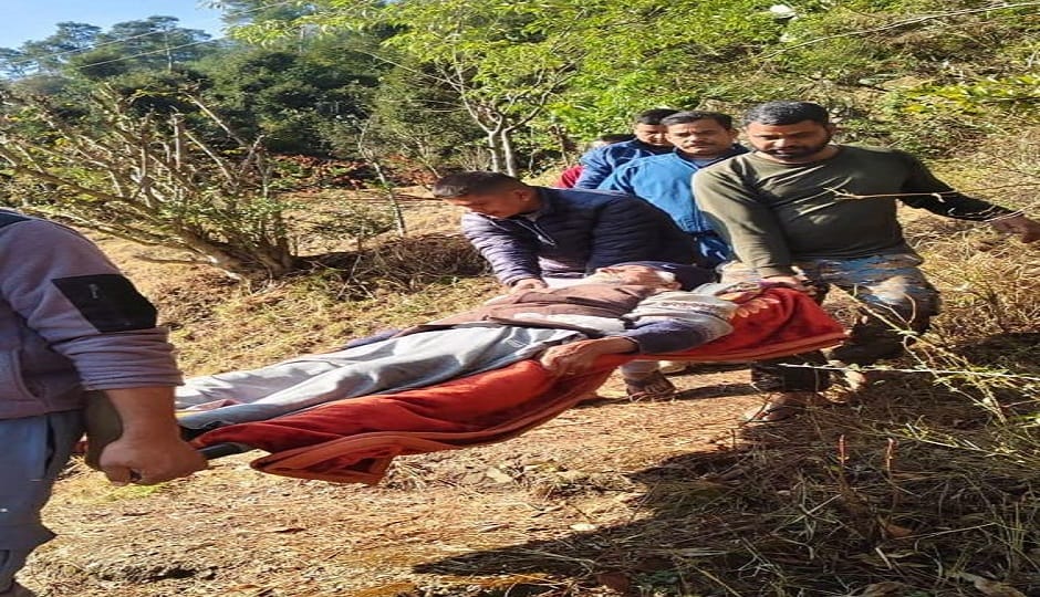Elderly man injured after slipping, villagers carried him three kilometers to the road on a stretcher