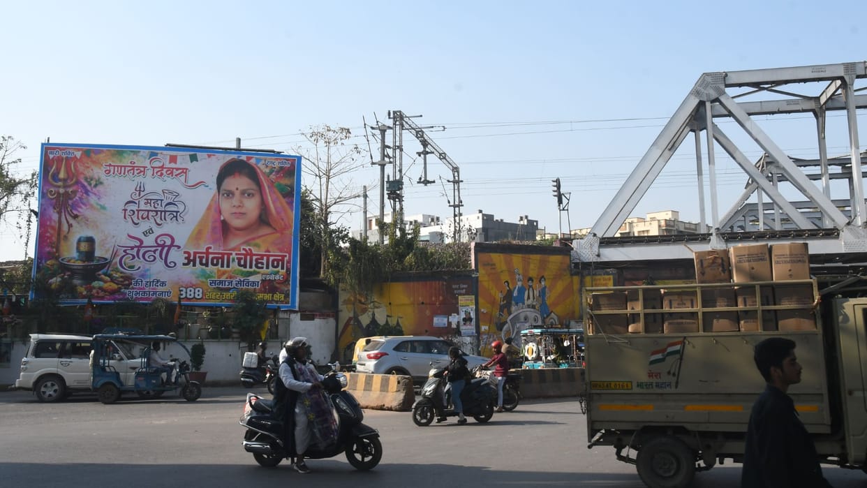 Dangerous hoardings removed in Varanasi after issuing notices to advertising agencies