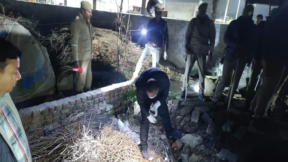 husband killed his wife and three children and then committed suicide In Kasganj