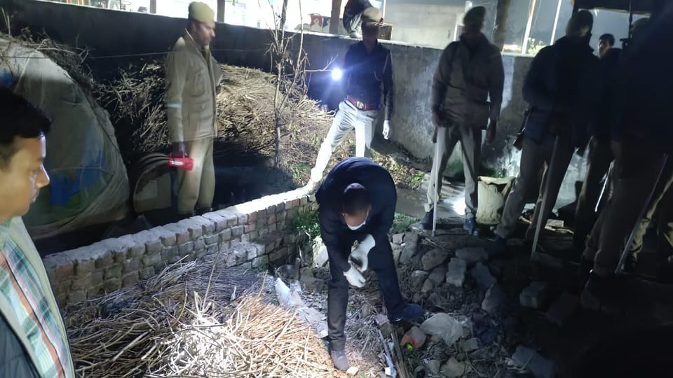 husband killed his wife and three children and then committed suicide In Kasganj