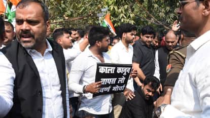 UP: Upper caste protest against UGC regulations, upper caste protest, climbed barricades; police forced them a