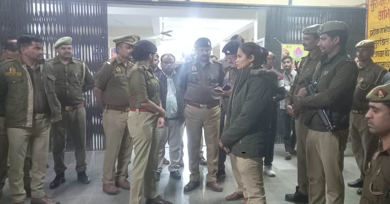 Kanpur Dehat Accident Four people died screaming for help six lives were saved by open car glass