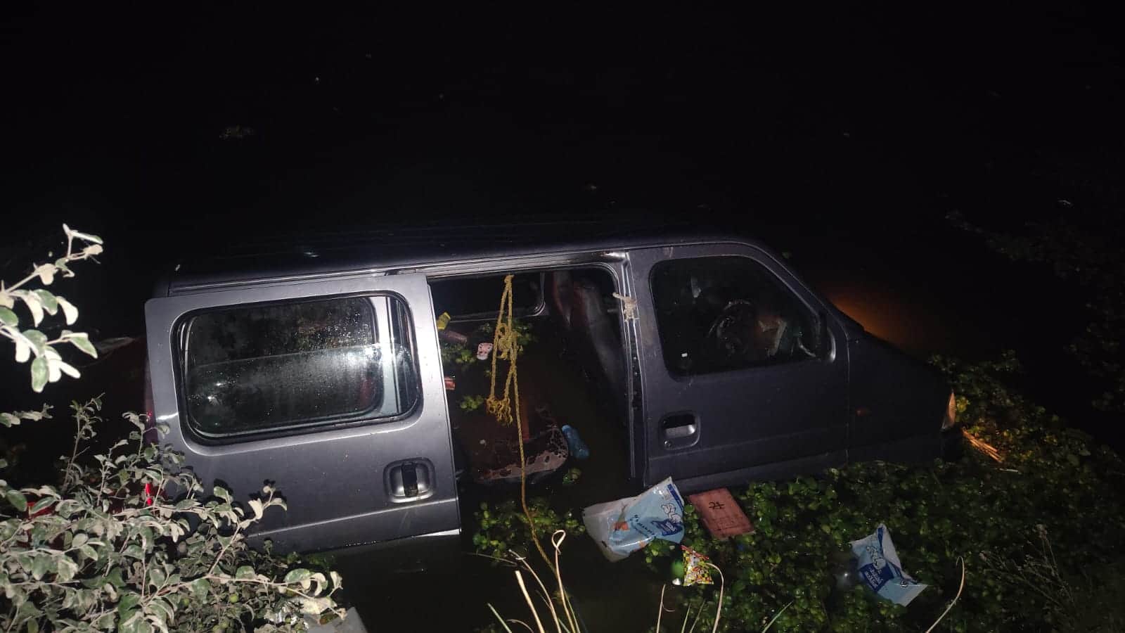 Kanpur Dehat Accident Four people died screaming for help six lives were saved by open car glass