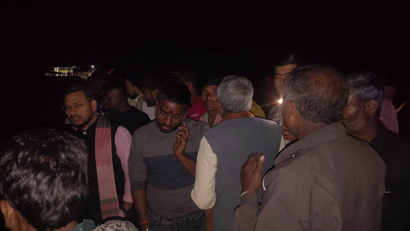 Kanpur Dehat Accident Four people died screaming for help six lives were saved by open car glass