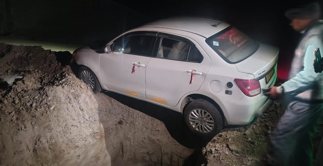 Unnao Car falls into ditch without signs woman breaks leg four people narrowly escape signs hastily put up