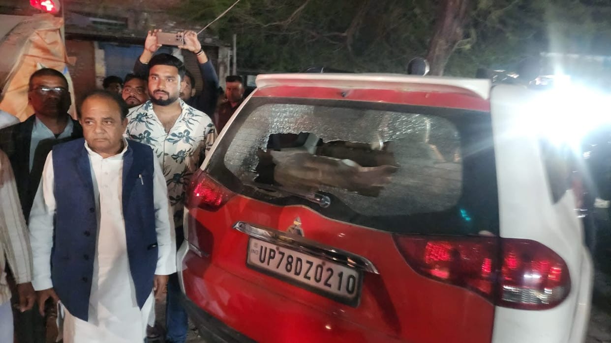 Kanpur Stones pelted at former SP MLAs Pajero youths broke the windshield after verbal abuse two arrested