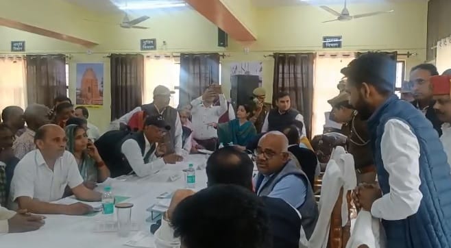 Kanpur DM gets angry on Samadhan Diwas warns peon for misbehaving with complainant