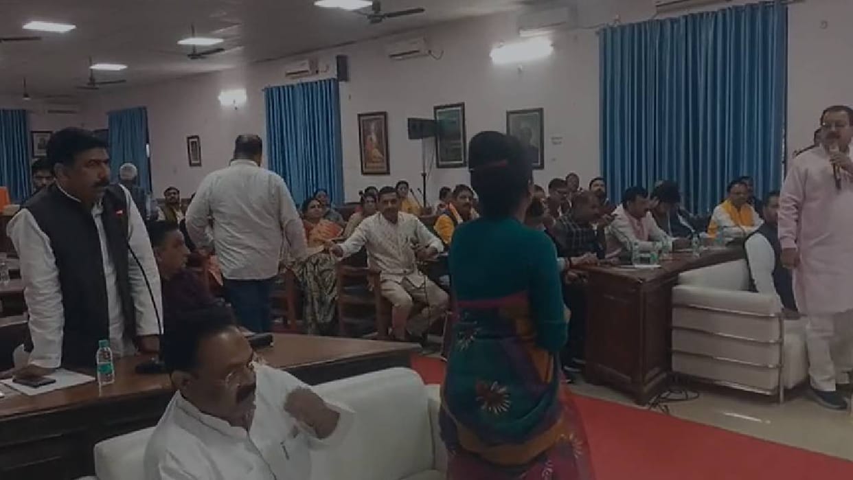 Lucknow Municipal Corporation House: BJP and Congress councilors clashed in front of the Mayor, Congress said