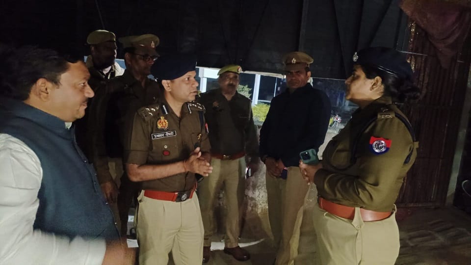 husband killed his wife and three children and then committed suicide In Kasganj