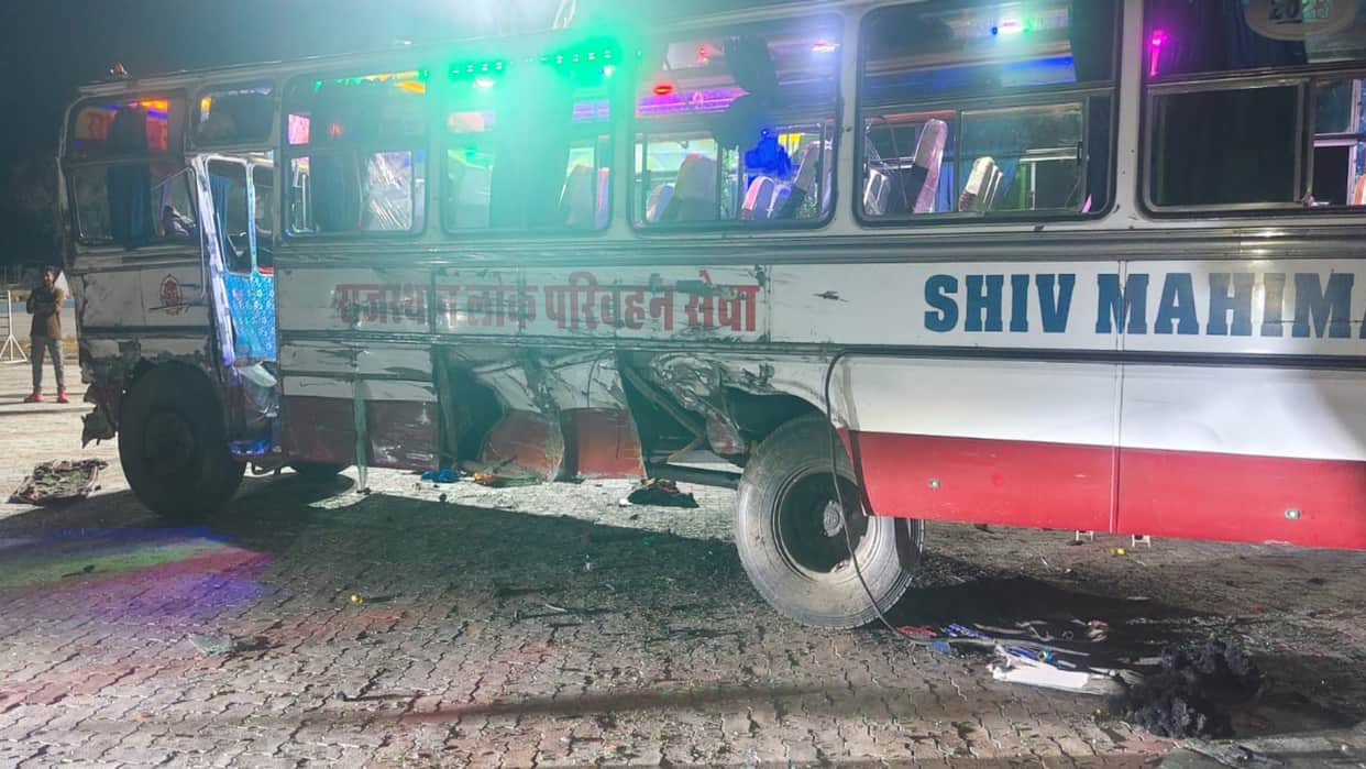 Nagaur News: Bus and mini truck collide head-on, 28 passengers injured; truck driver trapped in vehicle