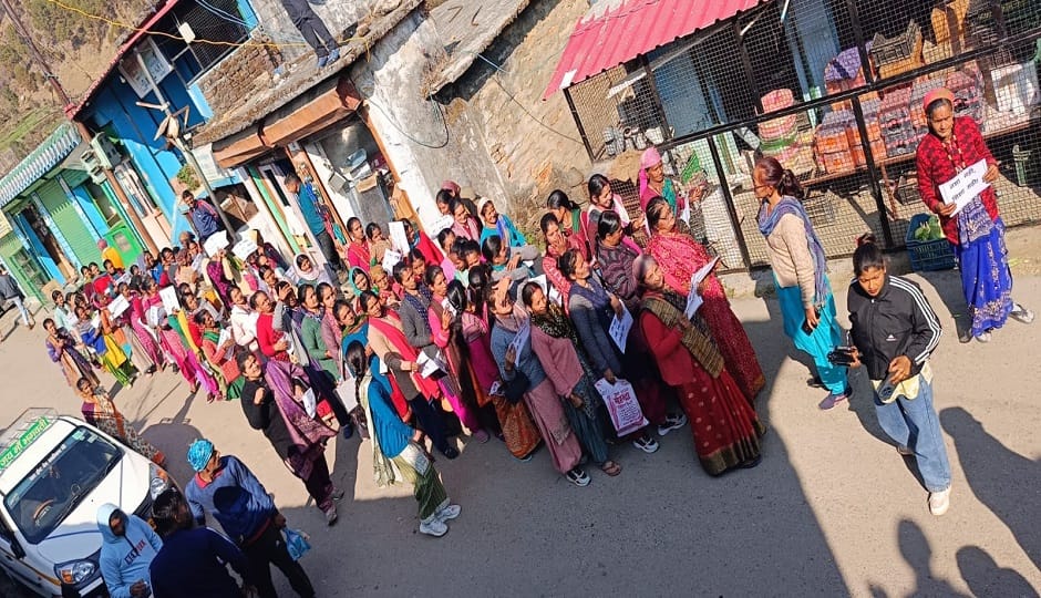 Women took out a rally against illegal liquor in pithoragarh