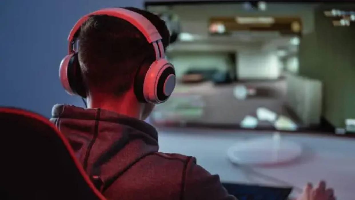 UP: Student addicted to online games hid under his bed for six hours while police searched for him outside; sa