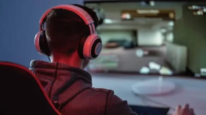 यूपी: छह घंटे बेड के भीतर छिपा रहा ऑनलाइन गेम का लती छात्र, पुलिस तलाशती रही; बोला- अकेले रहना चाहता हूं UP: Student addicted to online games hid under his bed for six hours while police searched for him outside; sa