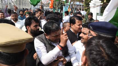 UP: Upper caste protest against UGC regulations, upper caste protest, climbed barricades; police forced them a