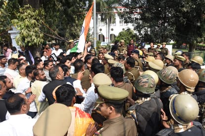 UP: Upper caste protest against UGC regulations, upper caste protest, climbed barricades; police forced them a
