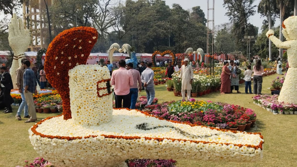 Purple Cabbage Steals the Show at Taj Mahotsav Flower and Vegetable Exhibition