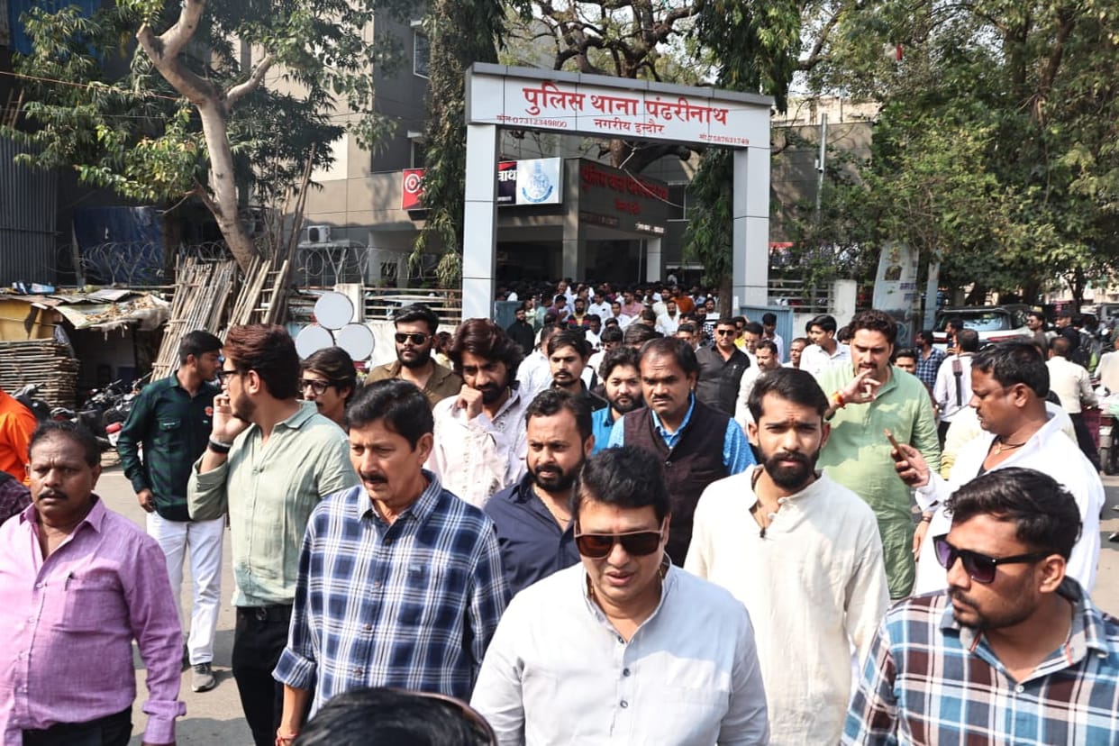 Indore News: After stone pelting, BJP workers surrounded Pandharinath police station and reached to register a