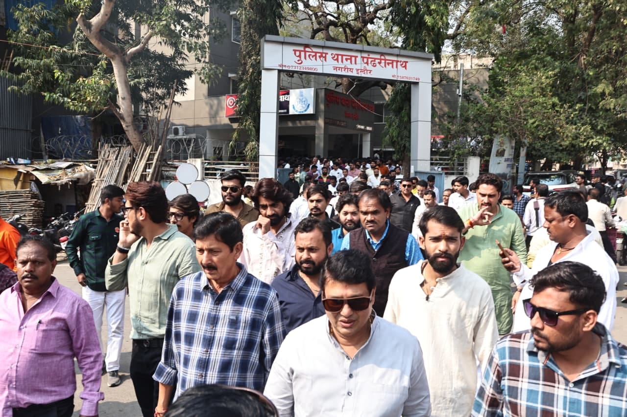 MP Politics Indore News Violent clash between BJP and Congress workers AI Summit Delhi